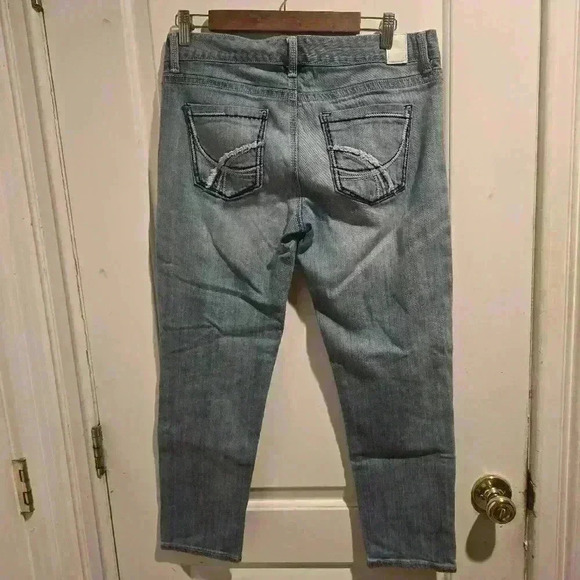 P7038A Maurice's medium denim distressed crop jeans size 31in  / 7/8 - Picture 5 of 7